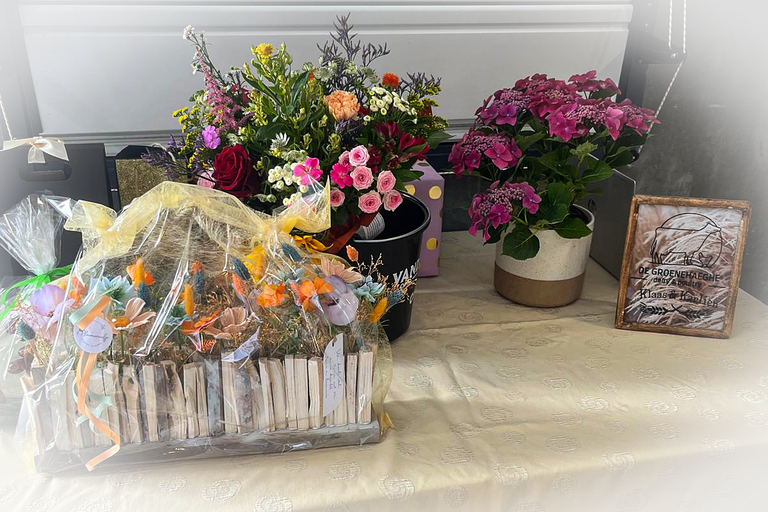 В честь открытия птичника были вручены цветы и упакованные с любовью подарки В честь открытия птичника были вручены цветы и упакованные с любовью подарки