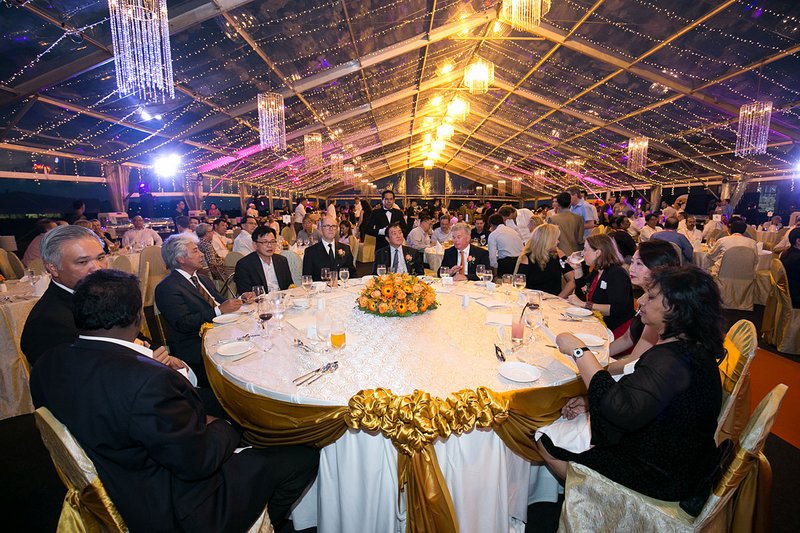 На снимке: стол для почетных гостей