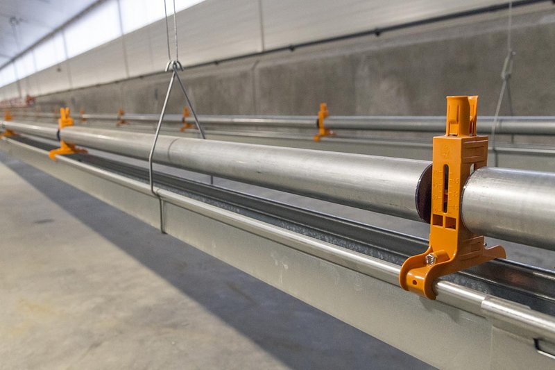 Защитный ролик поверх кормораздаточной цепи 