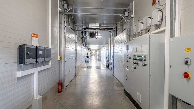 Вид на гигиенический коридор, который также выполняет функцию «центрального пункта управления».