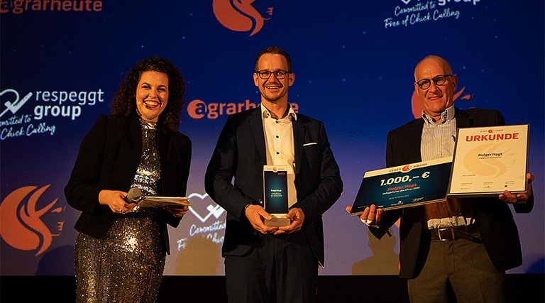 Premio Ceres: Holger Holgt presenta con orgullo su galardón. (© agrarheute)