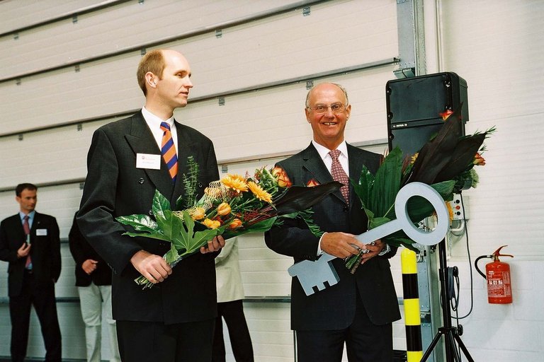 Właściciel Pan Bernd Meerpohl (po lewej) dokonuje uroczystego otwarcia firmy Big Dutchman w Polsce.