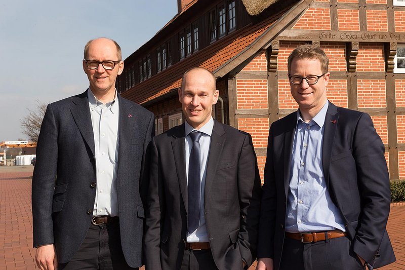 Uśmiechnięte twarze po podpisaniu umowy (od lewej): zarząd Big Dutchman S.A. Bernd Meerpohl, prezes Inno+- Maurice Ortmans oraz Lars Vornhusen, asystent zarządu Big Dutchman.