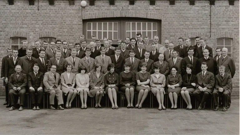 Групповой снимок сотрудников Big Dutchman 1965 года Сотрудники Big Dutchman в 1965 году Групповой снимок сотрудников Big Dutchman 1965 года Сотрудники Big Dutchman в 1965 году