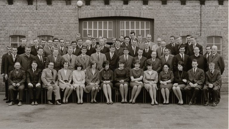 Gruppenfoto der Mitarbeiterinnen und Mitarbeiter von Big Dutchman aus dem Jahr 1965