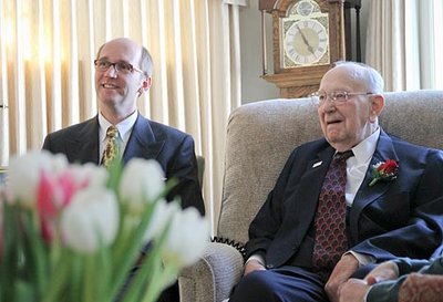 Bernd Meerpohl congratulates Big Dutchman founder Jack DeWitt on his 100th birthday.