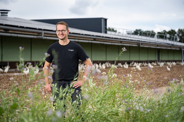 Holger Hogt di fronte al suo moderno allevamento di ovaiole (© agrarheute)