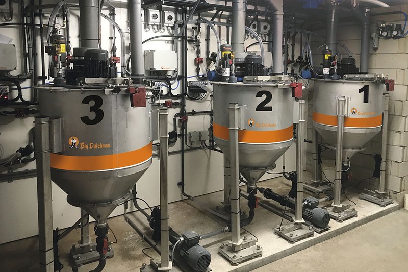 Три кормоемкости на кормокухне Три кормоемкости на кормокухне