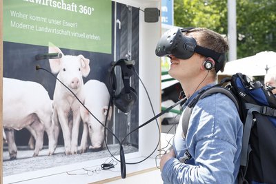 Junger Mann mit Virtual Reality-Brille 