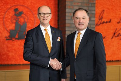 Bernd Meerpohl (izq.) traspasa la dirección del grupo de empresas Big Dutchman al Dr. Frank Hiller a partir del 1 de abril de 2023.