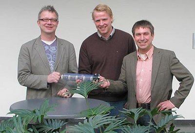 Zufriedene Mienen nach einer Einser-Prüfung, mit der Boris Bergmann (Mitte) seine Bachelorarbeit abgeschlossen hat. Erstprüfer Prof. Dr. B. Lehmann von der FH Osnabrück (links) und Zweitprüfer Dr. Markus Harannen freuen sich mit dem Agraringenieur.
