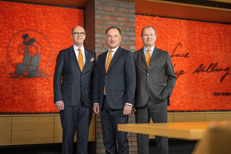 Dr. Frank Hiller (in het midden) wordt de nieuwe CEO van Big Dutchman. Bernd Meerpohl (links) geeft het CEO-stokje op 1 april 2023 door. Rechts op de foto: Jürgen Steinemann, bestuursvoorzitter van Big Dutchman. 