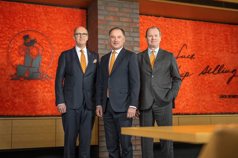 [Translate to Russian:] Dr. Frank Hiller (Mitte) wird neuer Vorstandsvorsitzender bei Big Dutchman. Bernd Meerpohl (links) übergibt den Staffelstab zum 1. April 2023. Rechts im Bild: Jürgen Steinemann, Vorsitzender des Big Dutchman-Aufsichtsrates. 