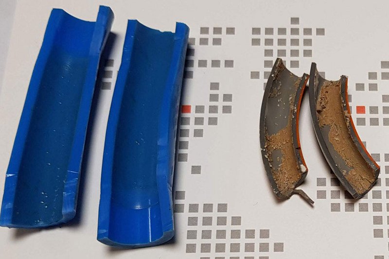 Рис. 3: Внутренняя сторона шлангов Ссылки: Шланг из полиуретана через 2,5 года. Справа: шланг из ПВХ через 4,5 года.