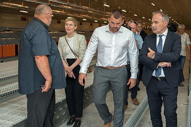 Посетители в корпусе