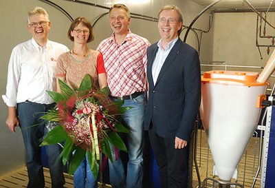 Begehrte Fütterungstechnik: Blumen und Gratulation zum 1,5 Millionsten Fressplatz