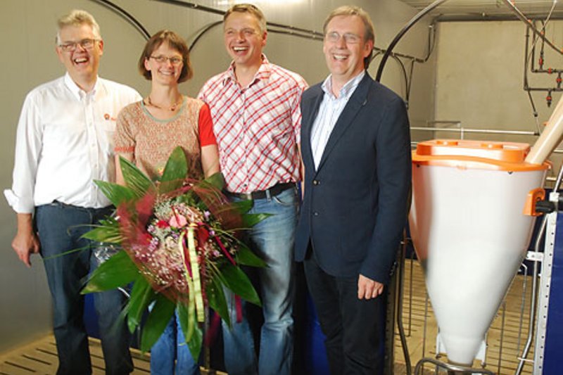 Цветы и поздравления по случаю приобретения оборудования для 1,5-миллионного кормоместа