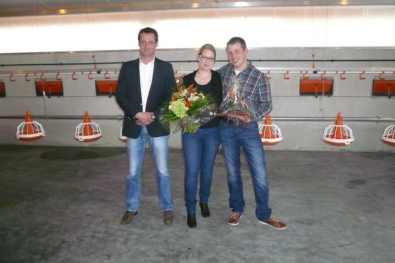 Поздравления с новым помещением для содержания бройлеров: руководитель отдела сбыта Big Dutchman вручает подарки Поздравления с новым помещением для содержания бройлеров: руководитель отдела сбыта Big Dutchman вручает подарки