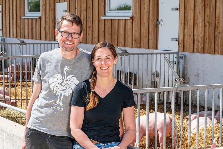 Engraissement de porcs | Couple devant la zone extérieure    