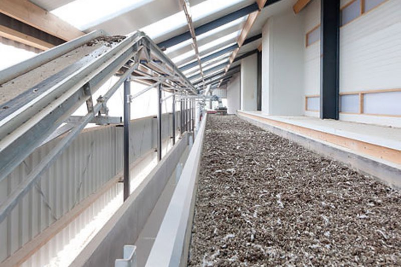 Толщина слоя помета может составлять до 20 см. Быстрая уборка помета положительно влияет на микроклимат.