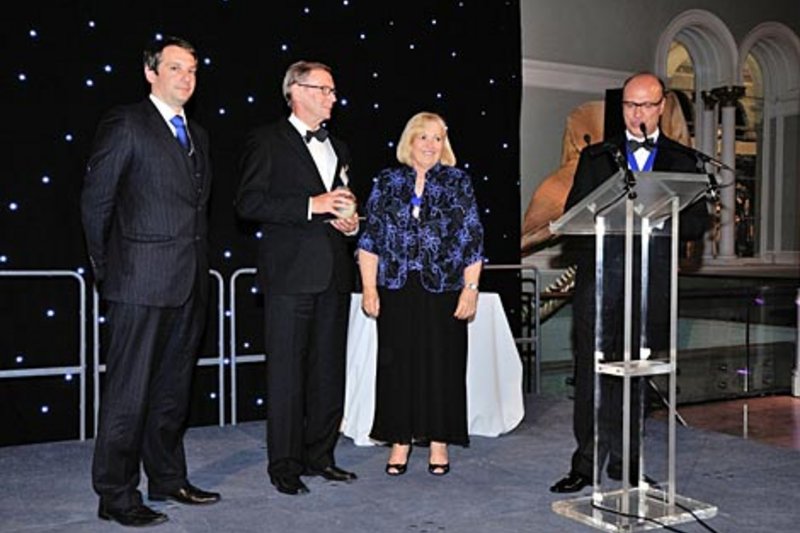 Профессор Виндхорст на церемонии вручения награды в Эдинбурге.