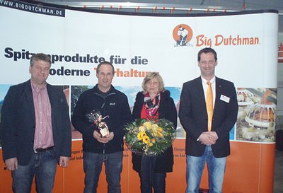 Hähnchenmast: Zur Einweihung von Geflügelstall und Stalleinrichtungen überreichen Big Dutchman-Mitarbeiter Geschenke