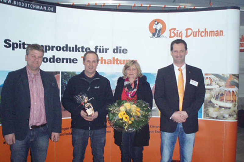 В честь торжественного открытия нового птичника для откорма петушков с современным техническим оснащением представители компании Big Dutchma В честь торжественного открытия нового птичника для откорма петушков представители компании Big Dutchman вручили супружеской паре подарки.