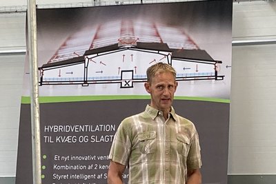 Ларс Йензен в животноводческом помещении Ларс Йензен в животноводческом помещении