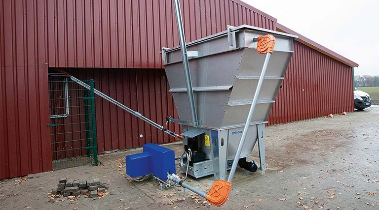 Roughage dispenser. Apart from straw, silage maize, hay, lucerne and more can be dispensed.