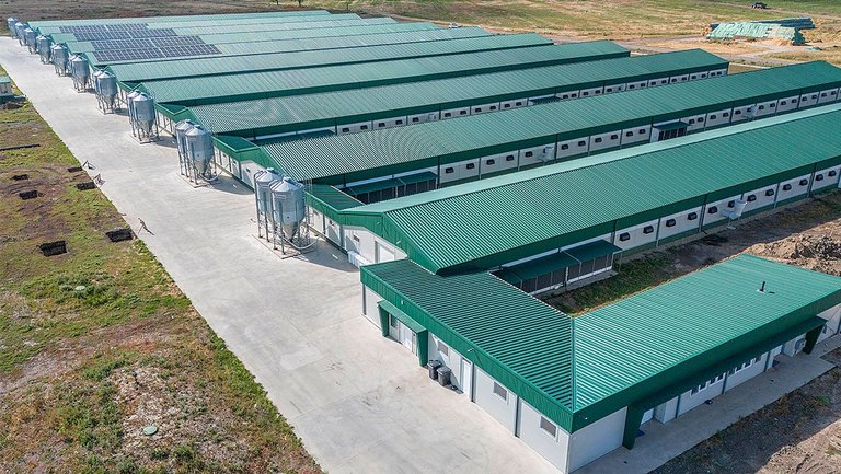 Вид на корпус с бункерами и фотоэлектрическими модулями