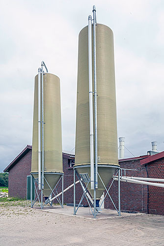 Zwei Futtersilos